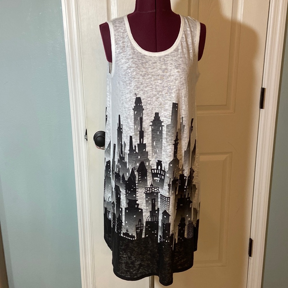Stunning tunic from Et Lois city scape dress cover up